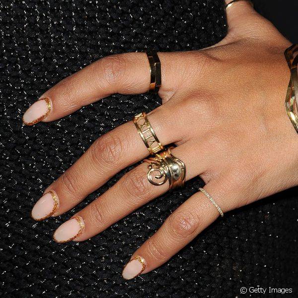 Em mais uma opção de nail art, o glitter dourado decora as unhas em estilo border nails